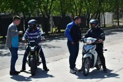 Capacitan a los que habilitan motociclistas en Santiago: el detalle que une a 17 localidades