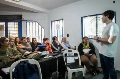 Capacitaron a más de 45 emprendedores gastronómicos en una vecinal de Paraná: qué carnet podrán obtener