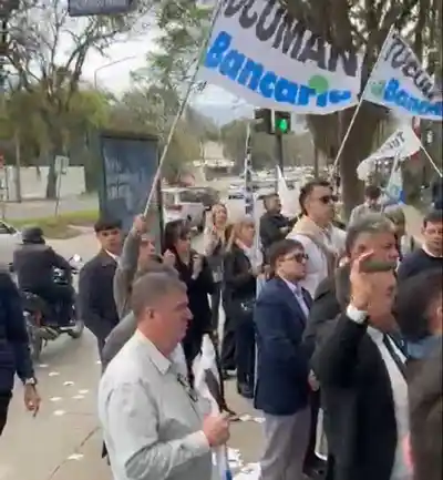 Trabajadores del Banco Hipotecario protestan en Yerba Buena por el cierre de una sucursal