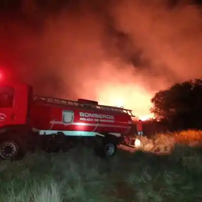 Incendio de malezas en Posadas: el fuego arrasó 10 hectáreas y demandó más de ocho horas de trabajo de los bomberos