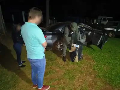 Un vehículo despistó en Wanda tras evadir un control de Gendarmería: qué encontraron adentro