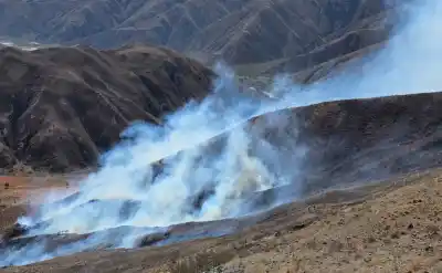 Incendio en la Cuna de Nubes: 15 brigadistas combaten las llamas en Volcán
