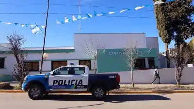 Imputaron a un policía por golpear a un joven esposado en Añelo: la fractura que le provocó