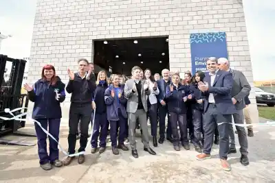 Kicillof inauguró la primera planta embotelladora de ABSA en Ensenada: qué cambiará para el Estado bonaerense
