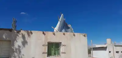 El viento zonda destrozó una escuela en Fiambalá: qué pasó con las torres de alta tensión