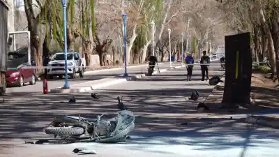 Chocó contra un camión en Calingasta, su moto se incendió y murió mientras esperaba el helicóptero sanitario