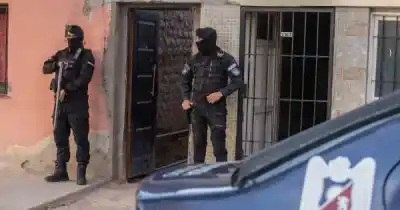 Prisión domiciliaria para el acusado de golpear a un policía en Maipú: el duro cuestionamiento de Rus