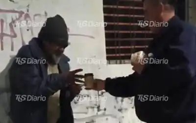 Un cabo primero de San Juan le compró el desayuno a un hombre en situación de calle: el gesto que se vio en Rivadavia