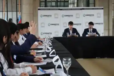 Concejo estudiantil en Corrientes: la ministra Miño les pidió a los alumnos que aprovechen la experiencia