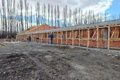 Invierten más de $2.200 millones en una escuela rural histórica de El Alamito: qué obras incluye