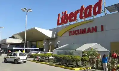 Megafusión en el rubro: La Anónima se queda con 12 hipermercados Libertad y un centro logístico