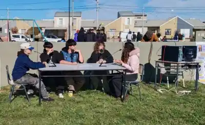Radio abierta en la Plaza de la Mujer: la iniciativa de estudiantes de Trelew que convocó a otras escuelas
