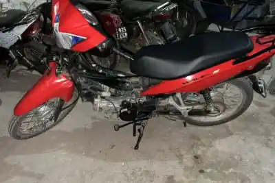 Recuperaron una moto robada en Fernández: el sospechoso escapó hacia el monte
