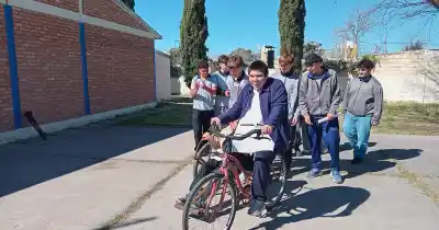 Estudiantes de una ENET fabricaron una bicicleta adaptada para chicos con discapacidad: cómo funciona