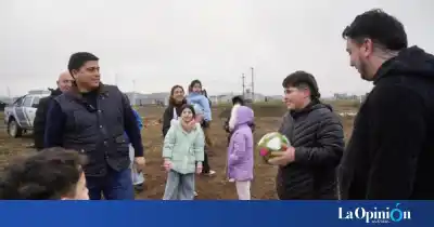 Un nene de 11 años le pidió arcos de fútbol a Claudio Vidal y el gobernador se los cumplió