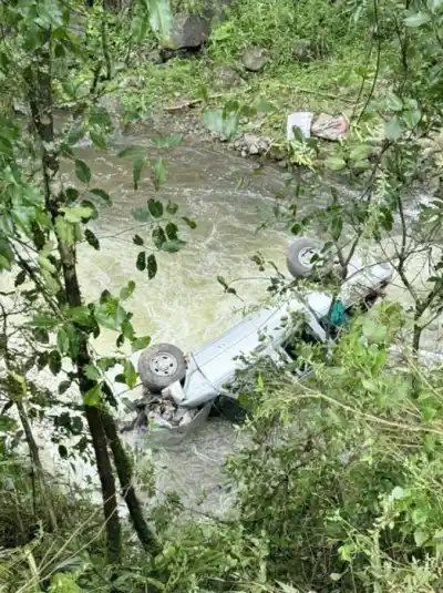 Milagro en la montaña: Se durmió al volante y su camioneta voló 30 metros por un precipicio