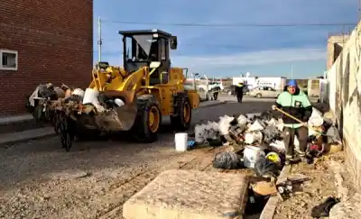 Puerto Rawson: el Municipio volvió a limpiar un pasaje por los residuos pesqueros y apunta al organismo que debe hacerse cargo
