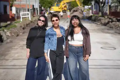 Mayra Mendoza y Eva Mieri supervisaron el inicio del asfalto en Villa Alcira: qué obras incluye el plan