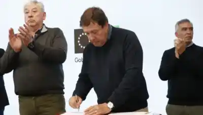 Firmaron el contrato para repavimentar la Ruta 80: cuánto se invertirá y qué tramo abarca