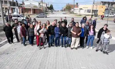 Sastre inauguró el adoquinado de calle La Pampa: el detalle que sorprendió al intendente durante el acto