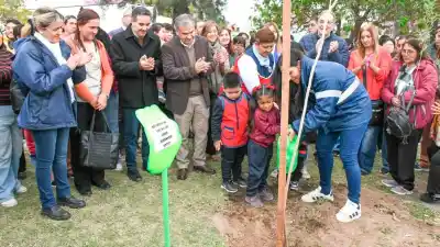 Plantaron 45 árboles en el barrio Borges: la meta que se fijó la Municipalidad para los próximos días