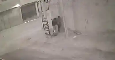 Un video captó el momento en que un ladrón atacó con un cuchillo a un adolescente camino a la escuela