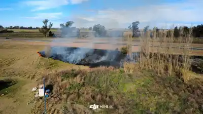 Incendio de pastizales en la Ruta 1 y calle 504: cómo evitaron que las llamas se propagaran