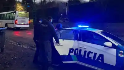 Doble robo en una YPF de Villa La Angostura: allanaron una casa y detuvieron a una pareja