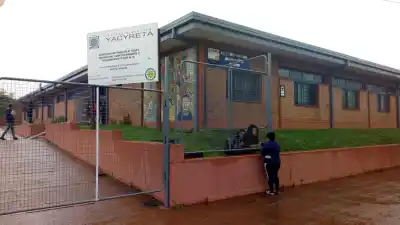 Agresión a la salida de un colegio en Garupá: la familia pidió una medida de alejamiento y la víctima quedó con yeso
