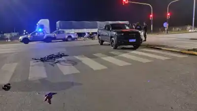 Accidente en ruta 1 y 108: el ciclista quedó inconsciente tras el impacto y el conductor de la camioneta se fugó