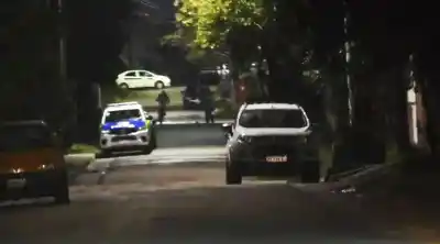 Dos menores llevaron armas a escuelas de Tucumán: allanaron sus casas y buscan a los adultos que se las facilitaron