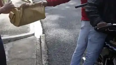 Motochorros arrebatan un celular en Río Seco