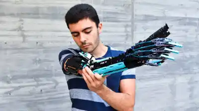 De las burlas al récord Guinness: por qué un joven con síndrome de Poland convirtió el LEGO en su gran aliado