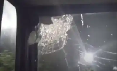 Impactante ataque en la autopista: una piedra pasó a centímetros de decapitar al conductor de un colectivo