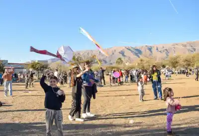 Barrileteada familiar en Villa de Merlo: el domingo, juegos y deportes en Plaza Los Fresnos