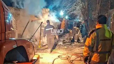 Incendio en un pasillo de Nueva Pompeya: cuatro casas destruidas y una hipótesis que se investiga