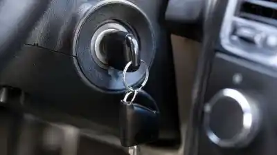 Una aseguradora dejó un auto 4 años abandonado tras una inundación y deberá pagar 15 millones de pesos