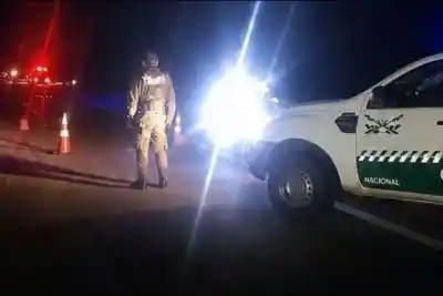 Volcó un camión cisterna en la Ruta 14: cómo fue el operativo tras el incendio