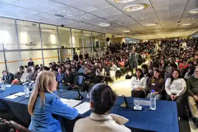 Magario reunió a más de 500 jóvenes en La Plata: el consejo que les dio y el reclamo que sorprendió
