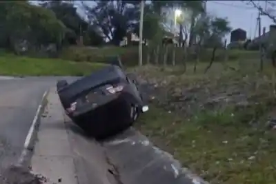 Volcó su auto en Las Cuevas tras sentir un fuerte golpe en una rueda: qué pasó con el conductor