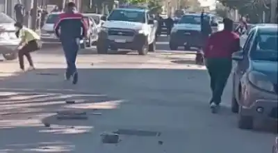Atacaron a policías con golpes y piedras en Villa Tranquila: el video que muestra la emboscada