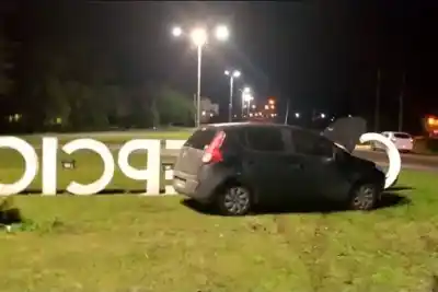 Un auto chocó contra el cartel de ingreso a Concepción del Uruguay: los daños que dejó el impacto