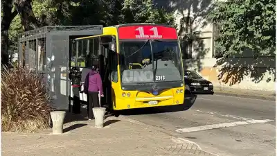 El colectivo pierde pasajeros y las motos ganan la calle: cómo cambió la movilidad en Santa Fe