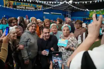 Julián Álvarez y su mensaje a los jubilados en una peña: qué dijo sobre "salir adelante"