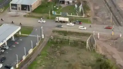 Un camionero fue filmado con un dron mientras vaciaba residuos cloacales en un arroyo de San Lorenzo