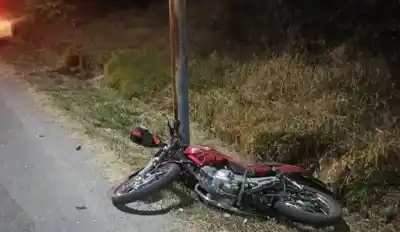 Un joven motociclista chocó contra un poste en la avenida Ojo de Agua y terminó hospitalizado