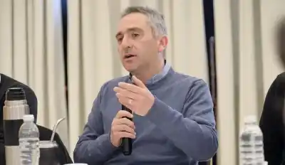 Larroque respaldó a Kicillof de cara a 2027 y apuntó contra la interna: "No queremos que surja de una rosca"