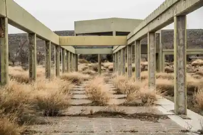 El pueblo fantasma de la Patagonia que nació para alojar a 6.000 obreros: cómo es recorrerlo hoy