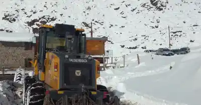 Nieve en Mendoza: habilitaron tres kilómetros más en Vallecitos y rescataron a un grupo de montañistas