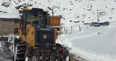 Rescataron a un grupo de andinistas varados en Vallecitos: cuánta nieve cayó en la zona
